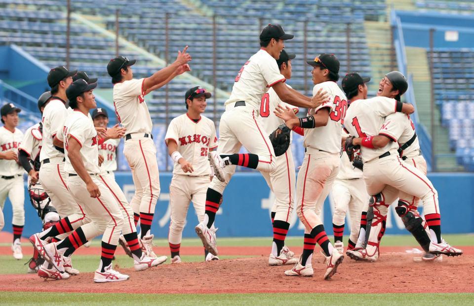 　拓大を破って２０１２年春以来７季ぶりの１部昇格を果たし、歓喜する日大ナイン