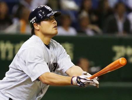 　１０回中日１死一、二塁、平田が右越えに勝ち越し３ランを放つ＝東京ドーム