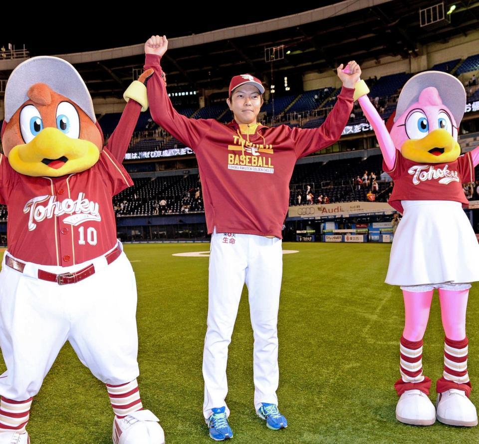 　今季４勝目を挙げ、ファンの祝福に応える戸村（撮影・開出牧）