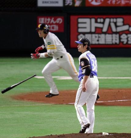　１回、ソフトバンク・内川（左）から適時二塁打を浴びる武田勝