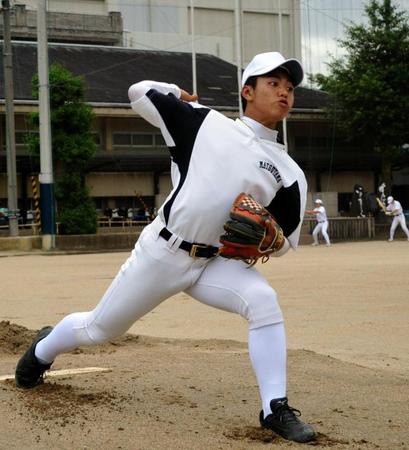 　夏の大会に向け投げ込む松山東・亀岡