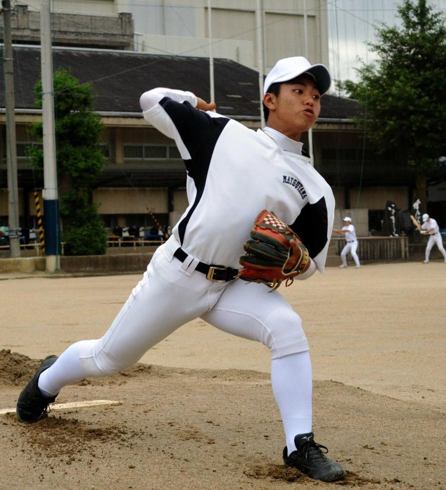 　夏の大会に向け投げ込む松山東・亀岡