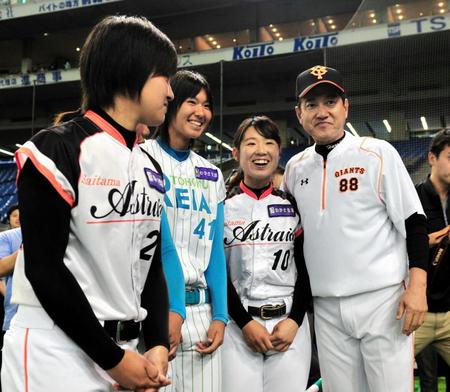 女子プロ野球の選手たちの訪問に笑顔を見せる原監督（右端）＝撮影・園田高夫