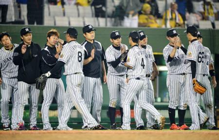 　広島と引き分け、タッチする阪神の選手たち＝長野