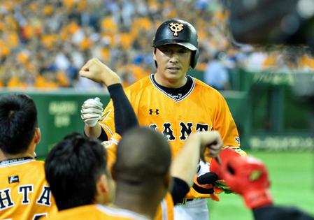 ５回、同点ソロを放った長野久義がナインに迎えられる＝東京ドーム（撮影・園田高夫）