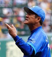 険しい表情のＤｅＮＡ・中畑清監督＝甲子園（撮影・飯室逸平）