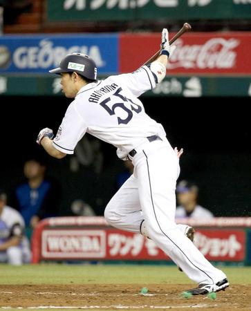 　５回、右前打を放つ秋山