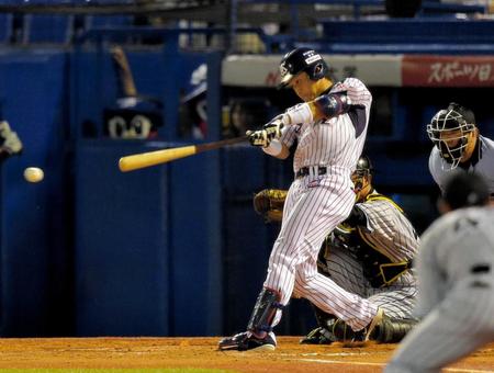 　８回、大引は中前に決勝適時打を放つ（撮影・吉澤敬太）