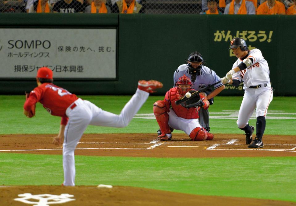 １回、長野がソロを放つ。投手は広島・薮田＝東京ドーム（撮影・堀内翔）