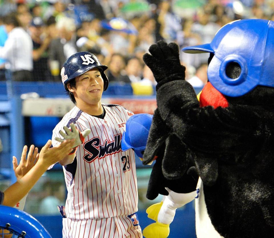 ６回、２ランを放ち、つば九郎に迎えられ笑顔を見せる山田（撮影・園田高夫）