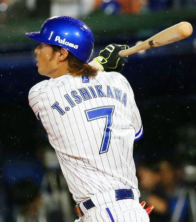 　９回ＤｅＮＡ１死二塁、石川が右中間にサヨナラ二塁打を放つ＝横浜