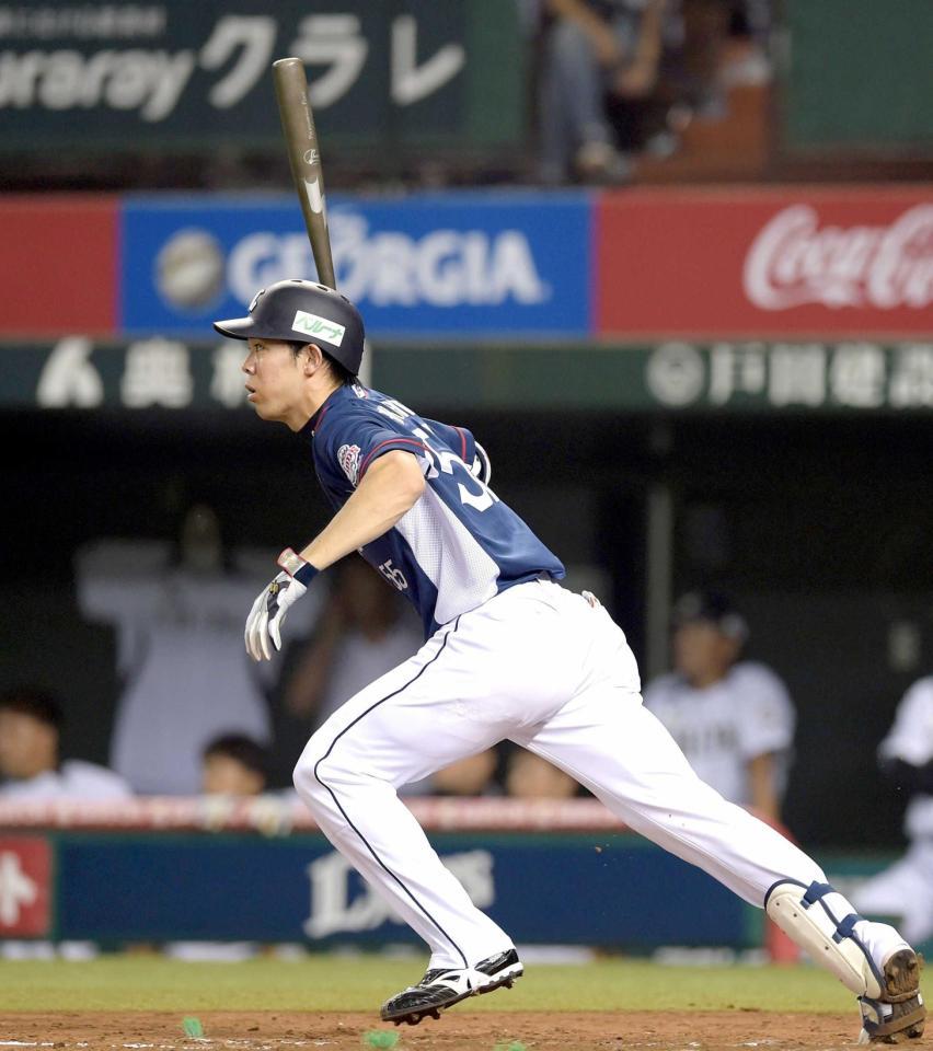 　２回、球団新記録の２４試合連続安打となるタイムリーを放つ秋山