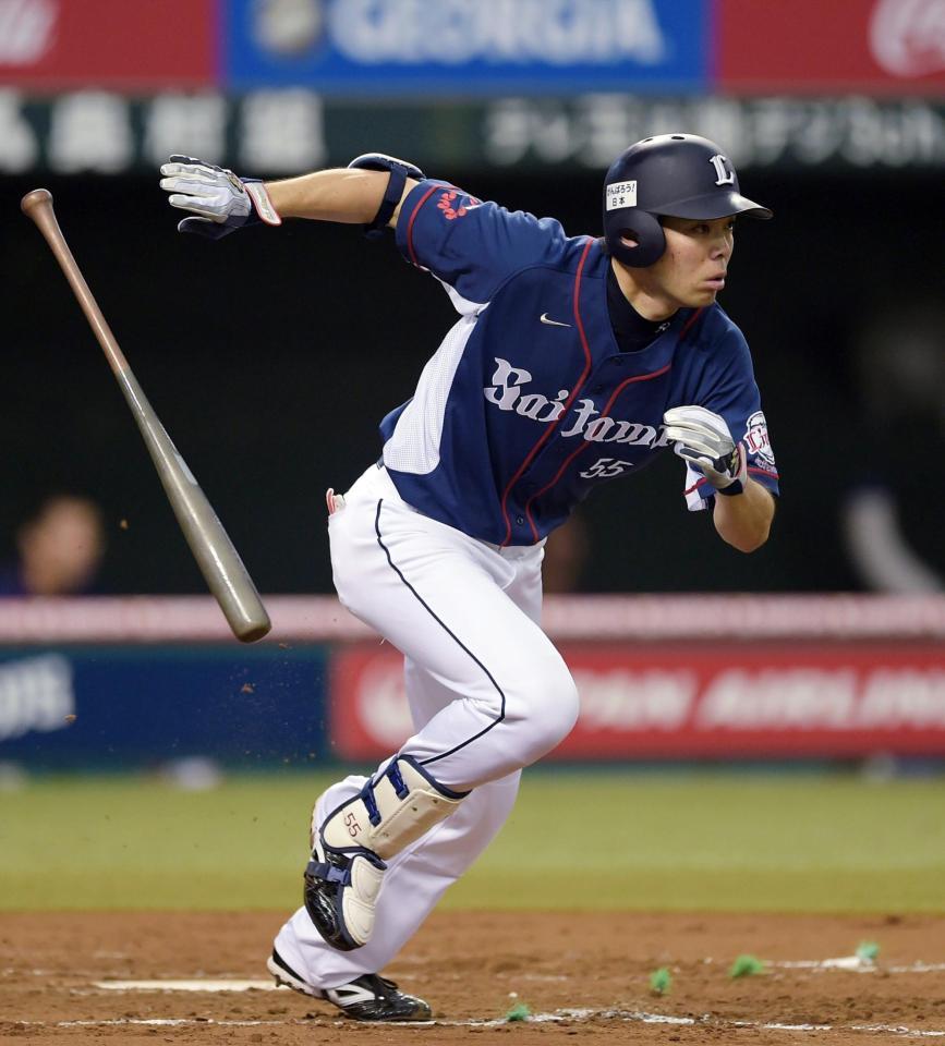 　２回、右前打を放つ秋山