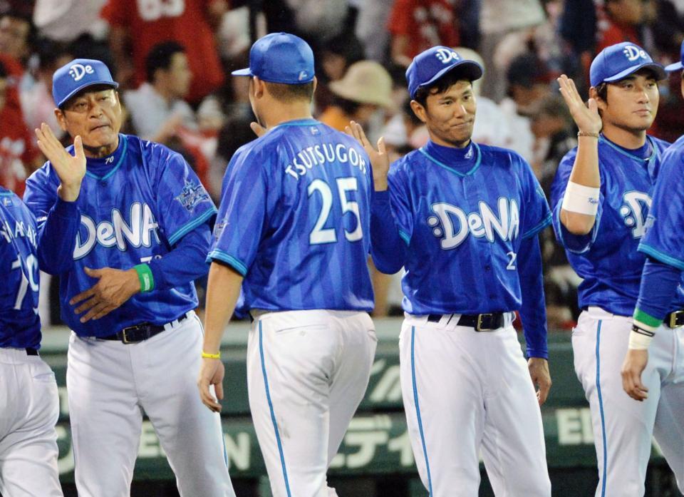 　広島に勝利し、ナインを迎えるＤｅＮＡ・久保（右から２人目）。左端は中畑監督＝マツダ