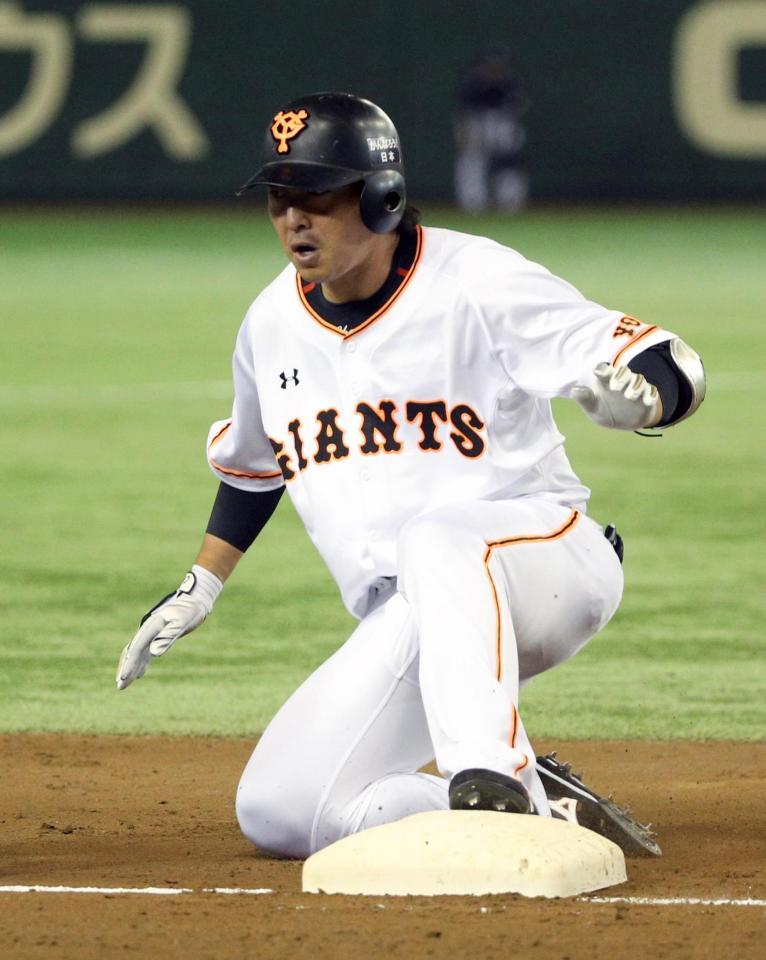 　６回、長野が右中間に同点となる走者一掃の三塁打を放ち滑り込む