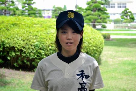 和歌山大会の開会式で入場行進した和歌山高専・西村紅音外野手＝紀三井寺球場