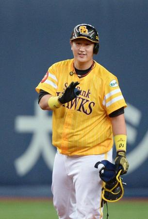 ３回、右中間に２点適時二塁打を放ち笑顔の李大浩＝京セラドーム