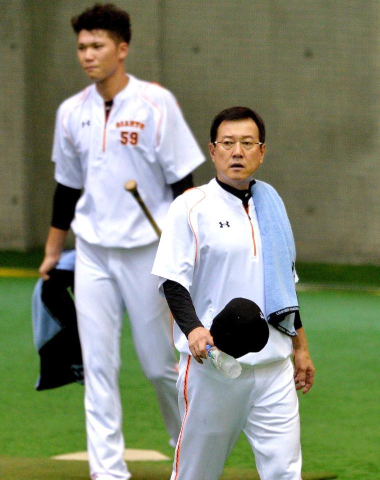 　坂本（左）への打撃指導を終えて引き揚げる原監督（撮影・西岡正）