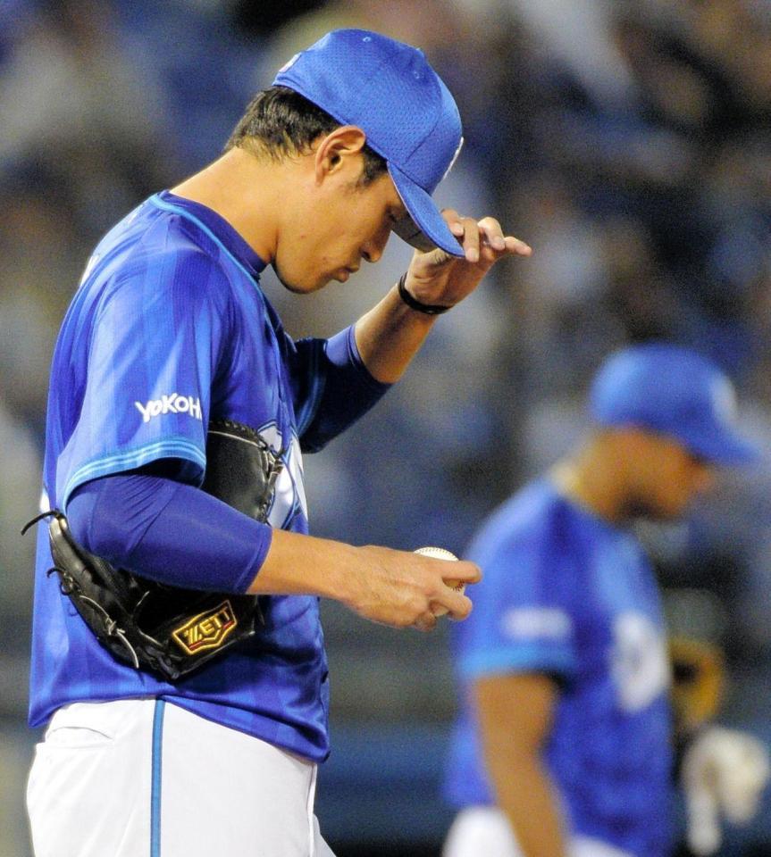 ４回、勝ち越しを許し、渋い表情の井納（撮影・西岡正）