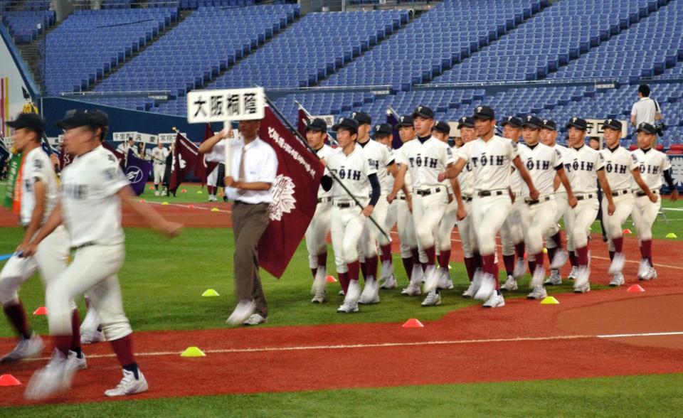 　開会式のリハーサルで、前年優勝校として先頭を行進する大阪桐蔭ナイン