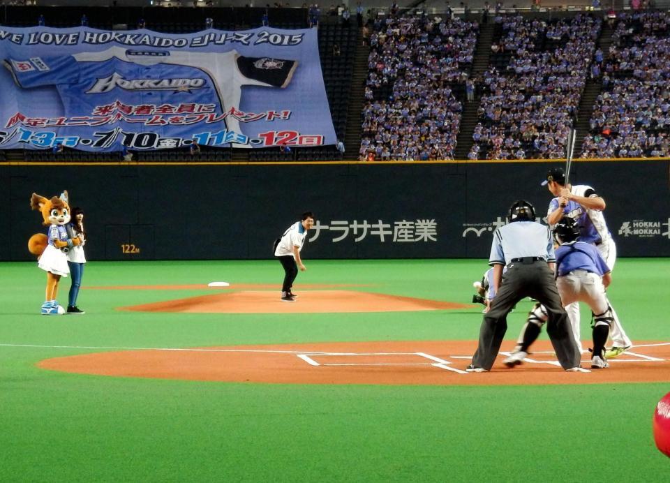 公開プロポーズで打者大谷に向かって投球する一般男性＝札幌ドーム