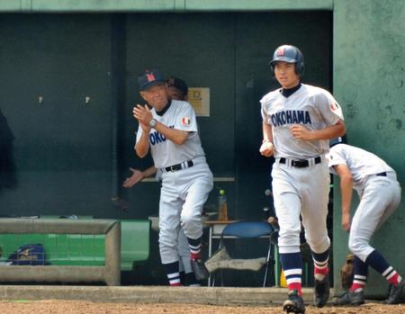 笑顔と拍手で選手をねぎらう横浜・渡辺監督