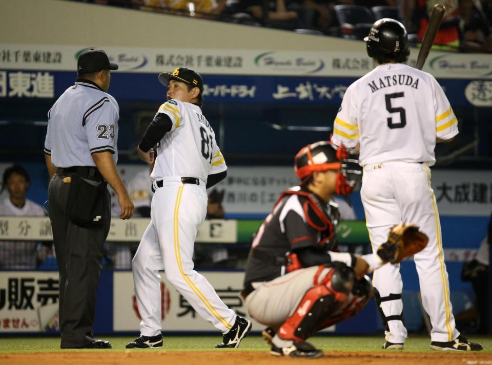 ７回、松田（右）の打席で球審に「死球」をアピールする工藤監督（左から２人目）