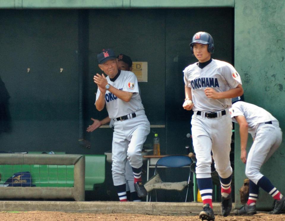 笑顔と拍手で選手をねぎらう横浜・渡辺監督