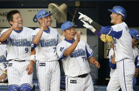 　１回、先頭打者本塁打を放った梶谷（右端）を迎えるＤｅＮＡの中畑監督（左から３人目）ら＝横浜