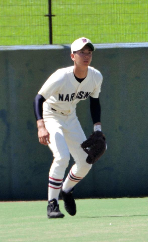 途中出場し、左翼の守備に就く習志野・松井