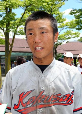 試合を終えインタビューに答える京都国際・金本優大＝太陽が丘（撮影・山口　登）