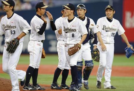 　ロッテに快勝し、５連勝を喜ぶ駿太（中央）らオリックスナイン＝京セラドーム