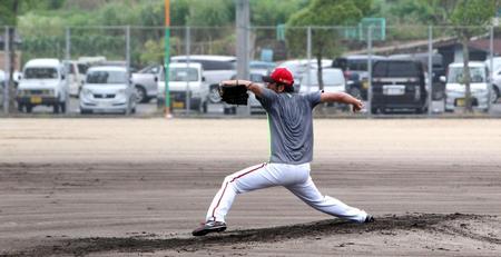 　駐車場の車が見える球場のマウンドで力投する藤川球児＝２０１５年６月１３日