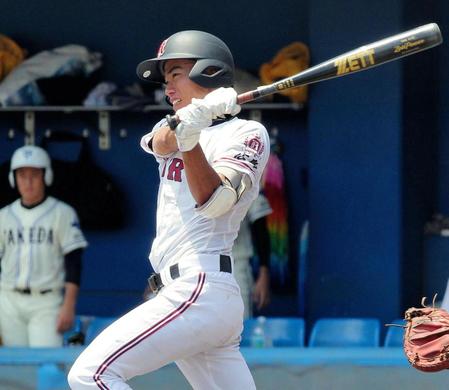 三回広陵２死三塁、広陵・中山裕隆は先制適時二塁打を放つ＝東広島運動公園（撮影・北村雅宏）
