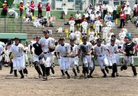 初戦を突破し、笑顔でスタンドへ走り出す国泰寺ナイン＝コカ・ウエスト（撮影・出月俊成）