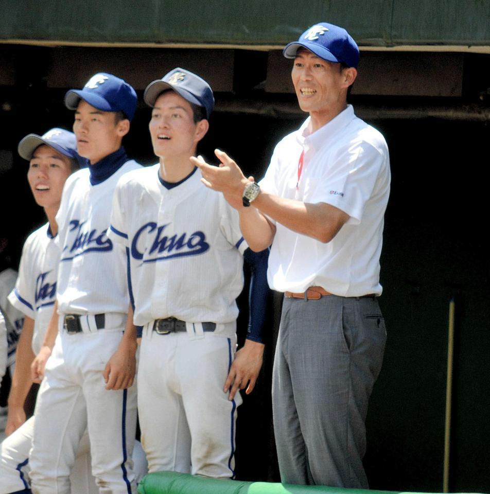 　ナインにゲキを飛ばす香川中央・松家コーチ（右）