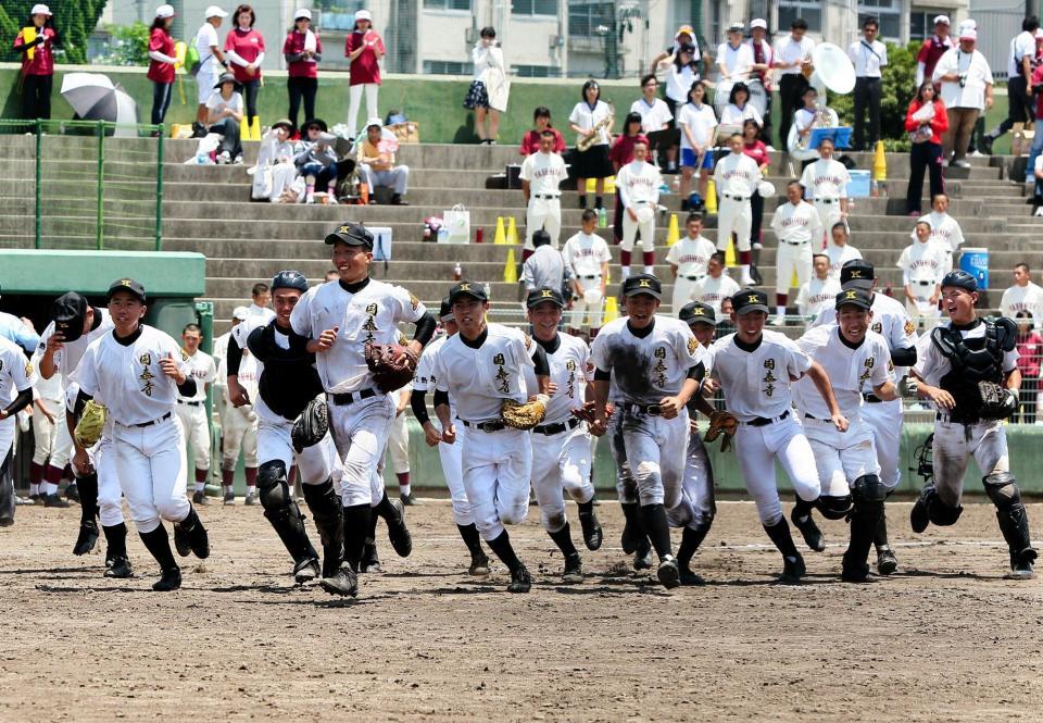 初戦を突破し、笑顔でスタンドへ走り出す国泰寺ナイン＝コカ・ウエスト（撮影・出月俊成）