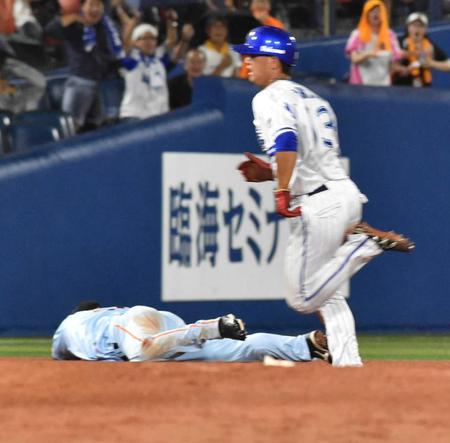　９回、ロペスの打球を後逸し、倒れる三塁手村田