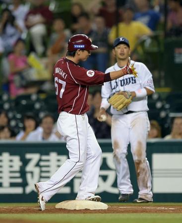 　延長１１回、右前に勝ち越しの２点適時打を放ち、ベンチに向かってポーズする岩崎（左）