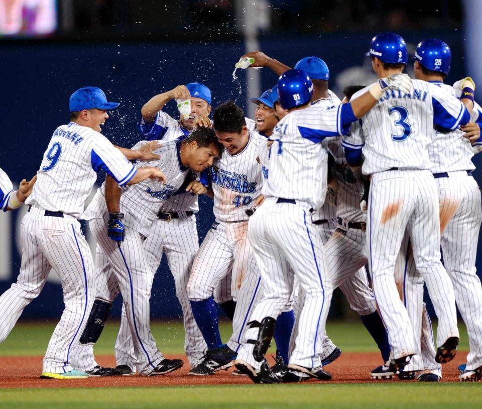 　９回、敵失を誘う鋭い打球を三塁に放ち、劇的なサヨナラ勝ち。ナインから手荒い祝福を受けるロペス