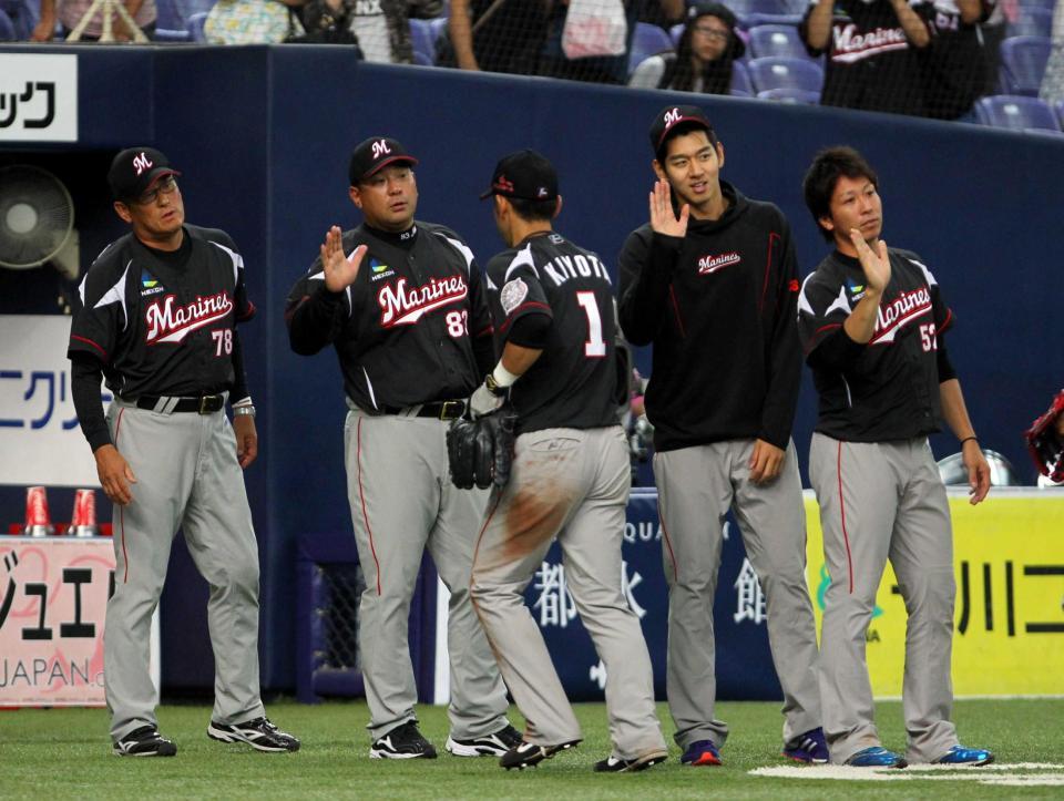 　連敗から脱出し清田らナインを出迎える伊東監督（左から２人目）＝撮影・山口登