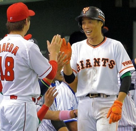 ５回、生還し迎えられる巨人・鈴木＝東京ドーム（撮影・堀内翔）