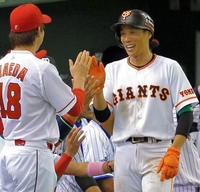 ５回、生還し迎えられる巨人・鈴木＝東京ドーム（撮影・堀内翔）