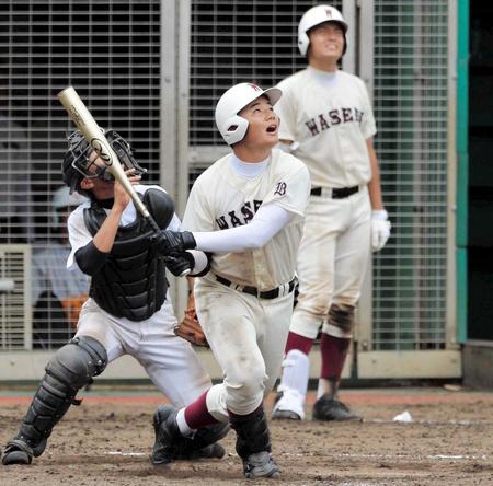 　８回、タイムリーを放つ早実・清宮（撮影・佐々木彰尚）