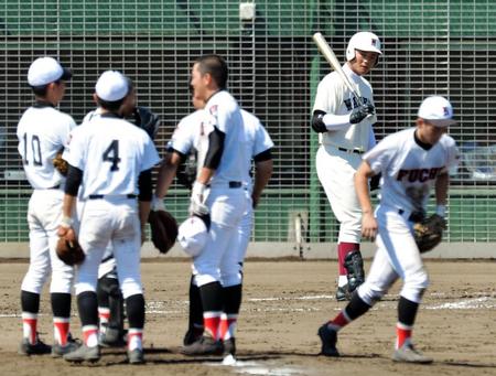 ２回早実無死一、三塁、清宮幸太郎（右から２人目）を迎え、府中西ナインがマウンドに集まる＝八王子市民球場（撮影・西岡正）