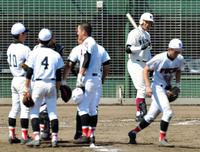 ２回早実無死一、三塁、清宮幸太郎（右から２人目）を迎え、府中西ナインがマウンドに集まる＝八王子市民球場（撮影・西岡正）