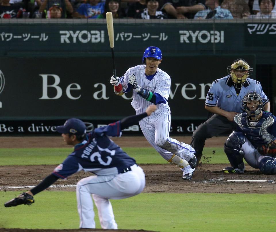 　５回、右へ適時打を放つＤｅＮＡ・梶谷