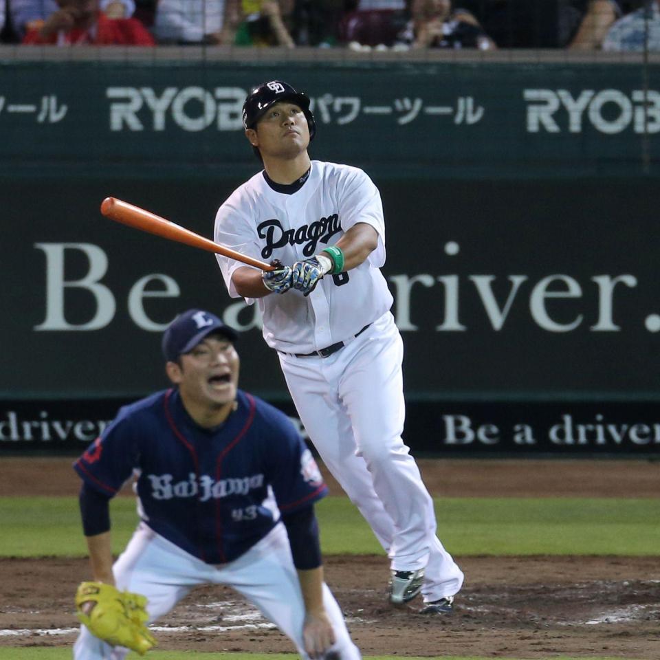 ８回、左越えへソロを放つ中日・平田＝マツダスタジアム（撮影・田中太一）