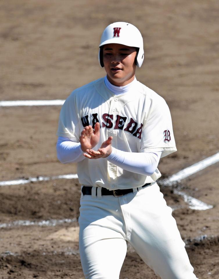 １回早実１死二塁、加藤のタイムリー二塁打で生還し、手をたたいて喜ぶ清宮幸太郎＝八王子市民球場（撮影・西岡正）