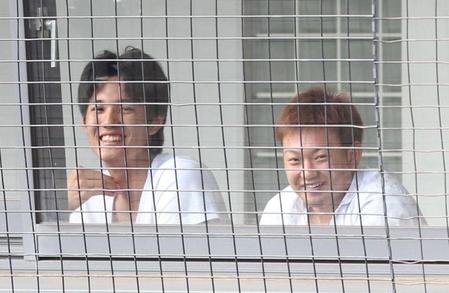 ネット裏から母校の試合を観戦する（左から）阪神・藤浪と西武・森